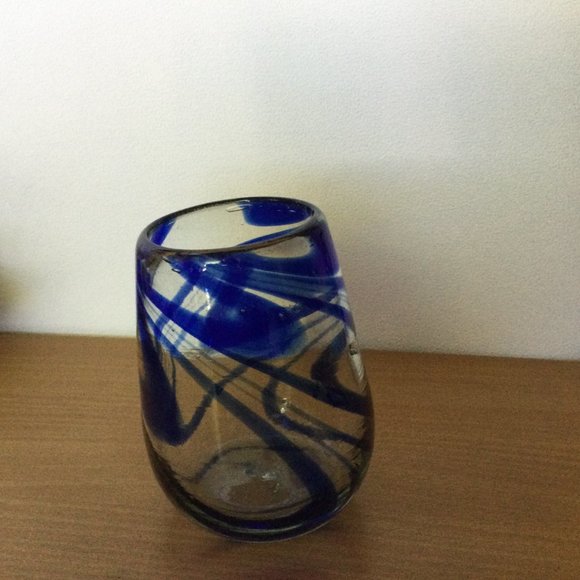 Beautiful hand blown art glass blue swirl clear glass vase candleholder 4.75" - Picture 2 of 6